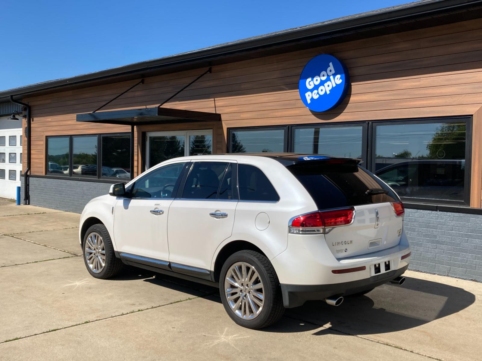 2011 White Platinum Lincoln MKX AWD (2LMDJ8JK8BB) with an 3.7L V6 DOHC 24V engine, 6-Speed Automatic transmission, located at 1800 South Ihm Blvd, Freeport, IL, 61032, (815) 232-5543, 42.278645, -89.607994 - Photo #2